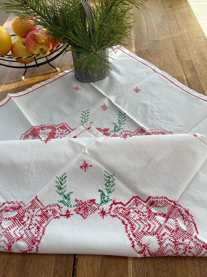 Broderad julduk, bordsduk, jultextil, korsstygn