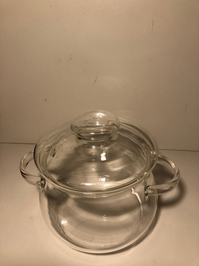 Gryta i glas med lock och pip 17,5 cm hög, 15 cm i diameter och rymmer 2 liter