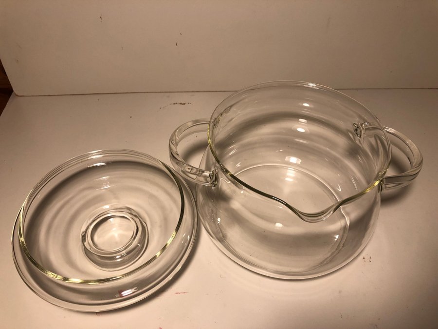 Gryta i glas med lock och pip 17,5 cm hög, 15 cm i diameter och rymmer 2 liter