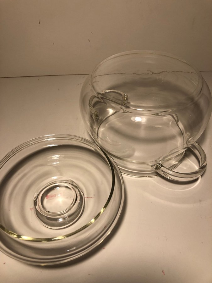 Gryta i glas med lock och pip 17,5 cm hög, 15 cm i diameter och rymmer 2 liter