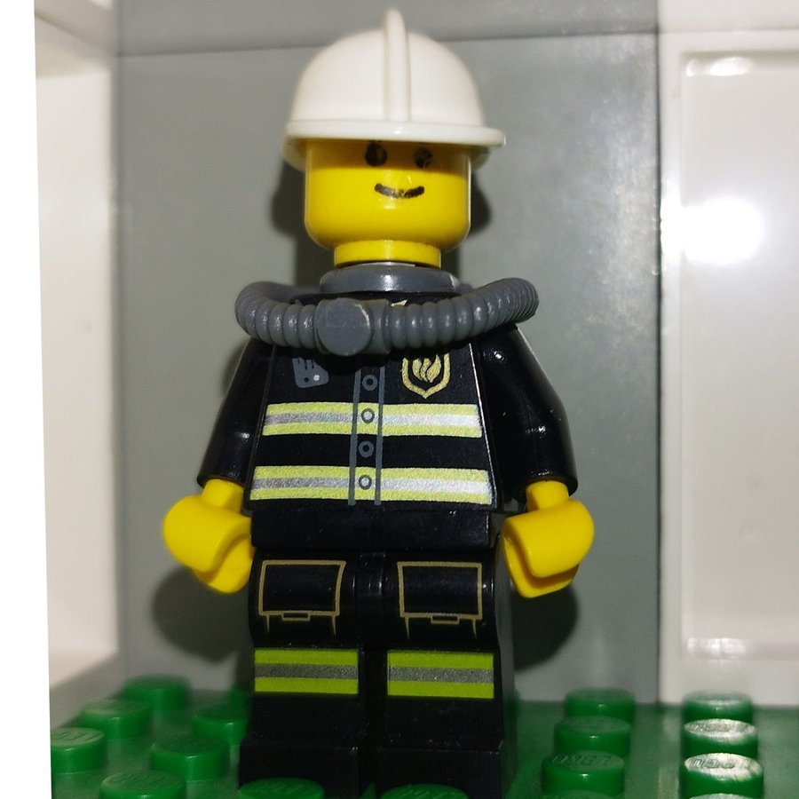 Lego Minifigur Brandman med Andningsapparat - beskrivning ner.