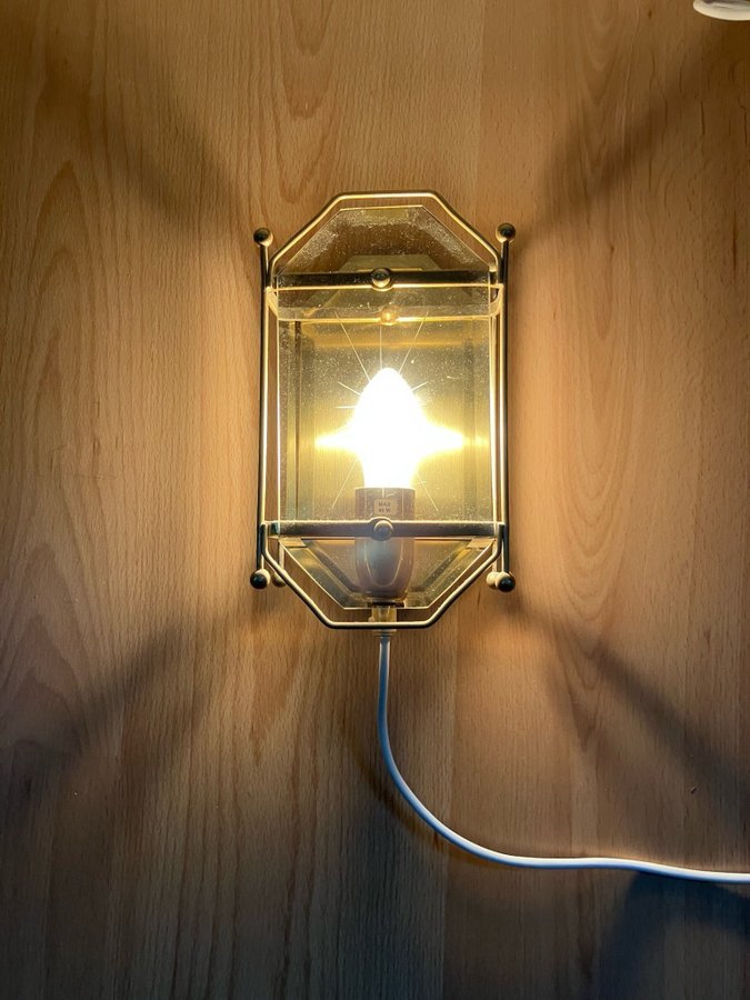 Vägglampa i mässing med glas RAF 6030 70 - 80 tal