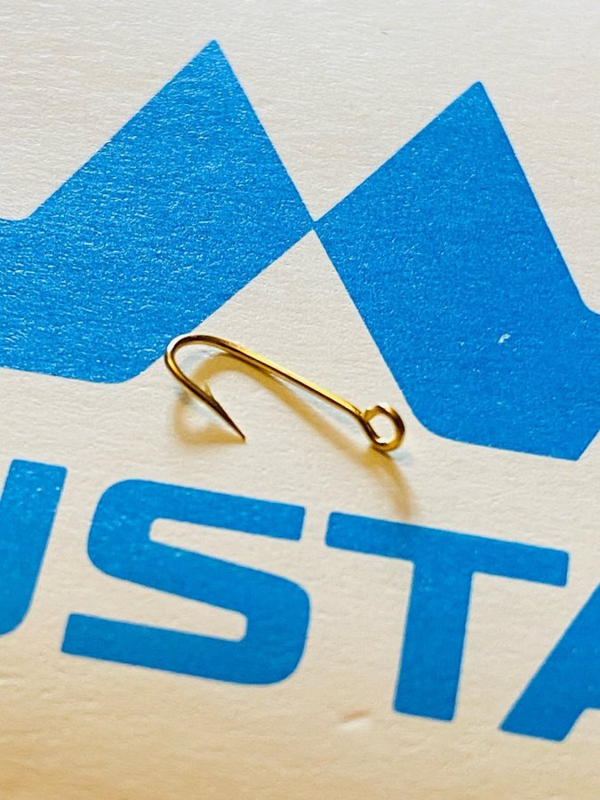 MUSTAD nr14 Qual 3139 D Otroligt fina guldplaterade små vridna kvalitetskrokar