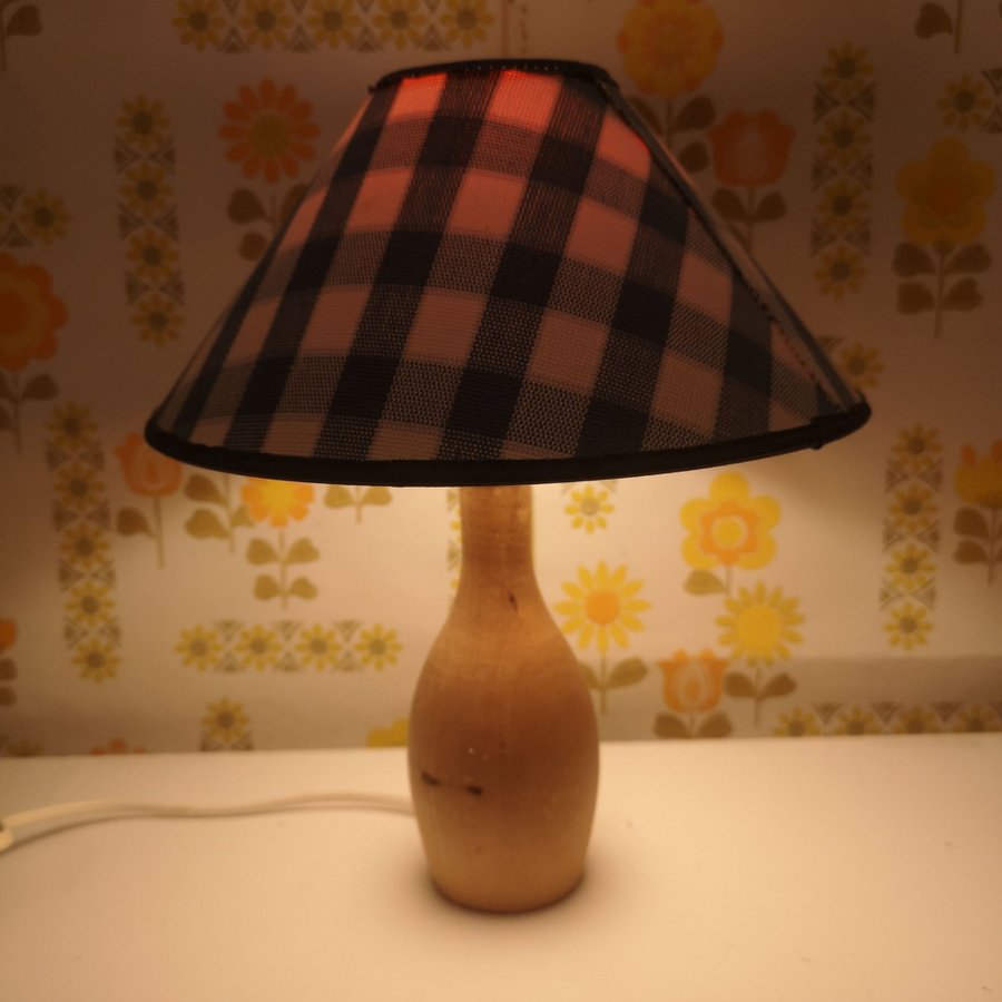 Lampa Ikea retro - svarvad lampfot - rutig skärm