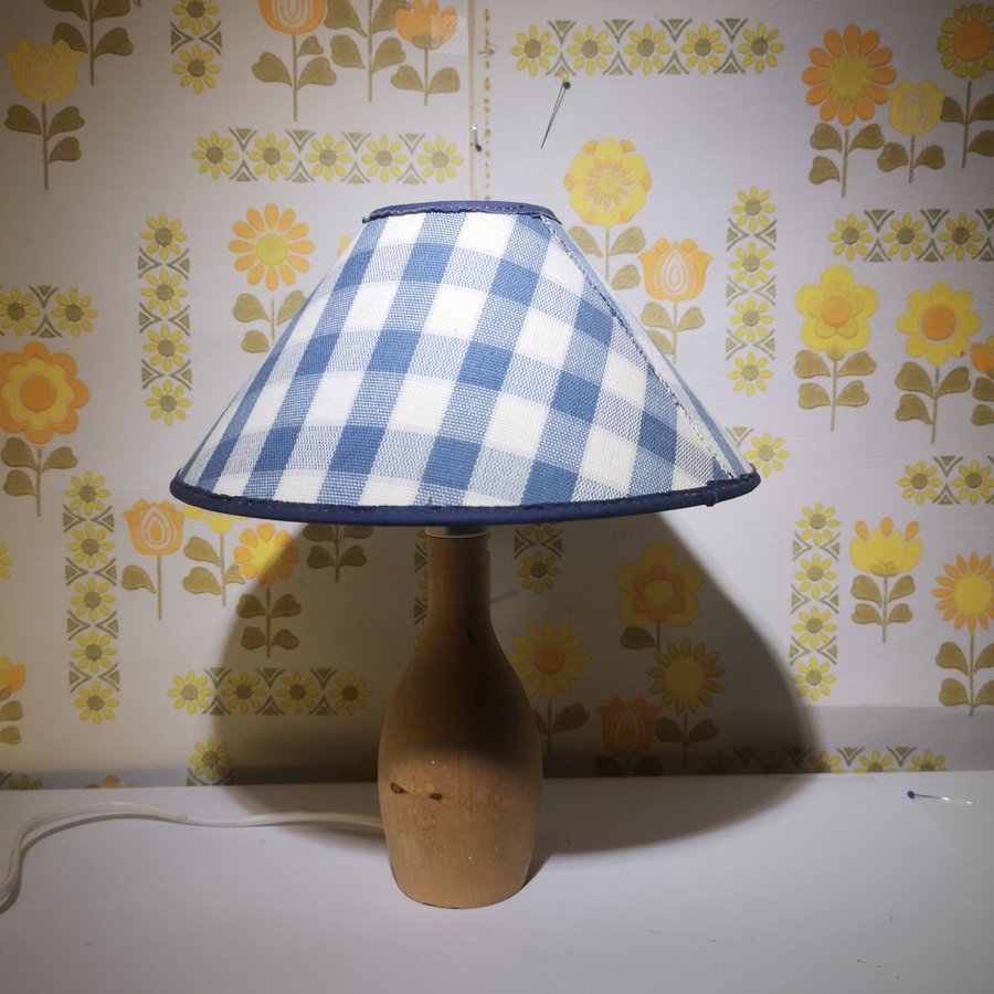 Lampa Ikea retro - svarvad lampfot - rutig skärm