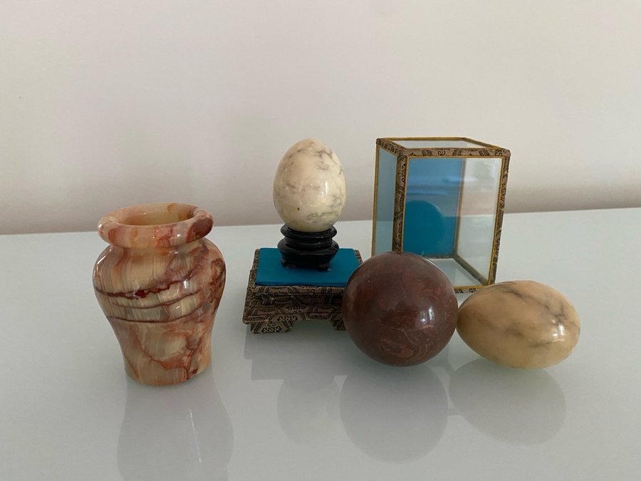 Retro vintage marmor alabaster urna, ägg och marmorboll