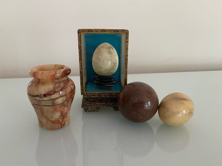 Retro vintage marmor alabaster urna, ägg och marmorboll