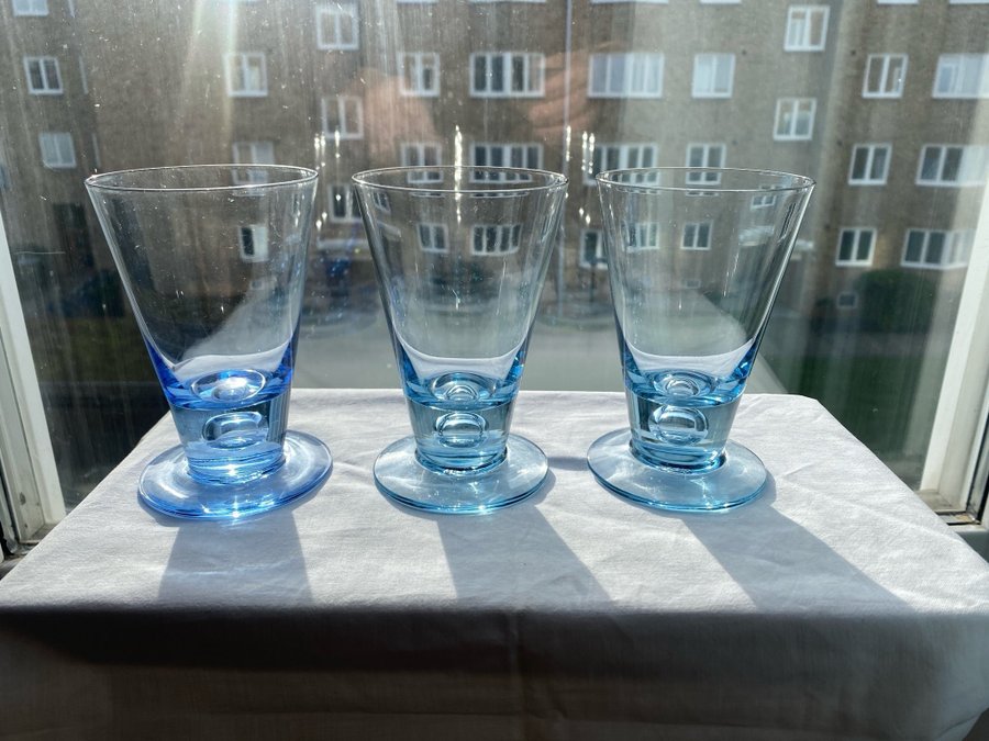 3 Gullaskruf glas med luftbubbla i benet. Isblå ton.