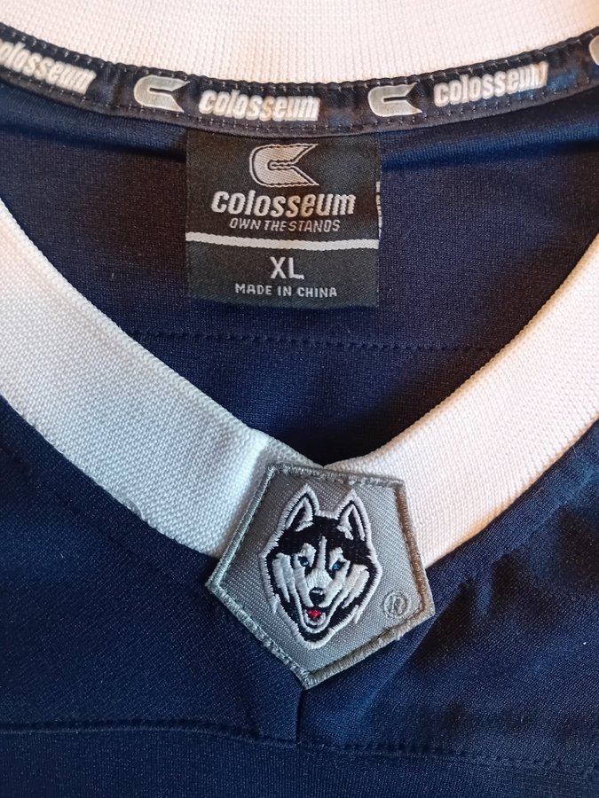 CONNECTICUT HUSKIES AMERIKANSK FOTBOLL TRÖJA JERSEY NCAA KÖPT I USA