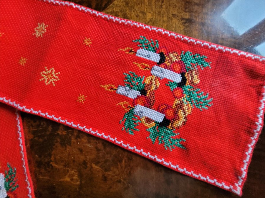 Söt retro julduk/löpare handbroderad ljuskronor stjärnor 15×115 cm Advent