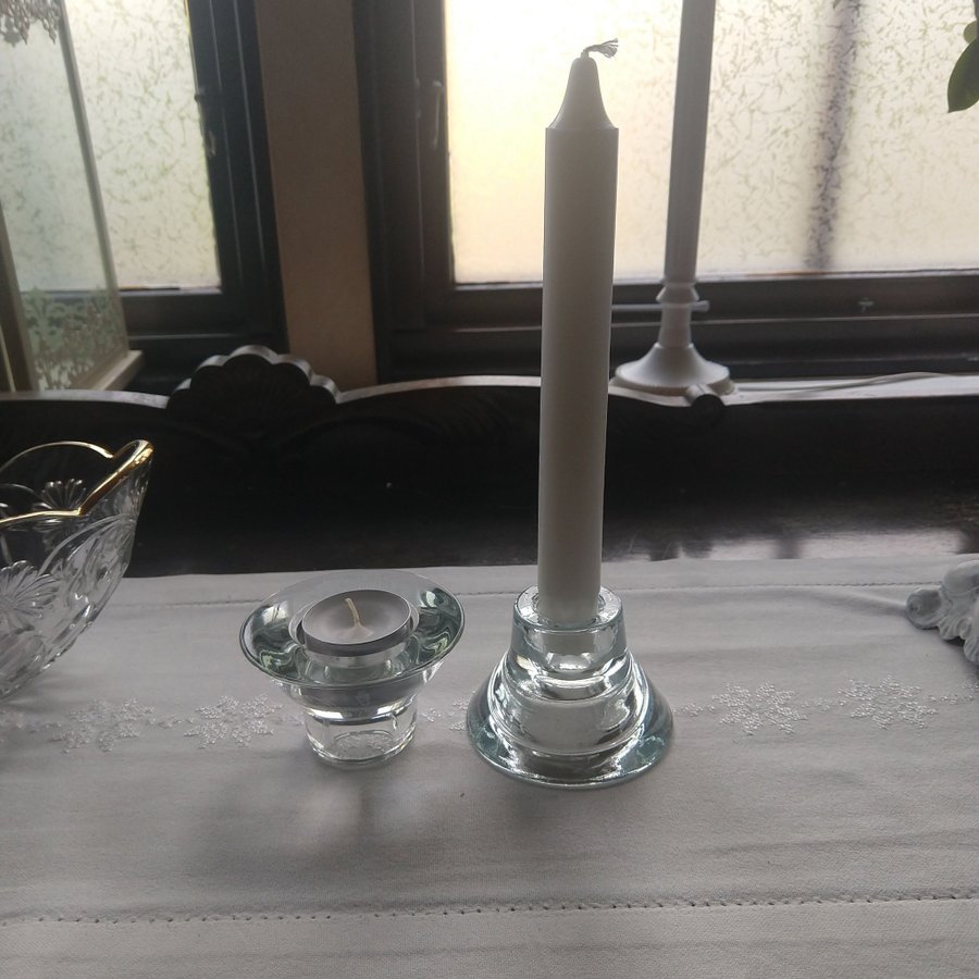 Ljusstake av kraftigt klart glas för värmeljus eller vanligt ljus