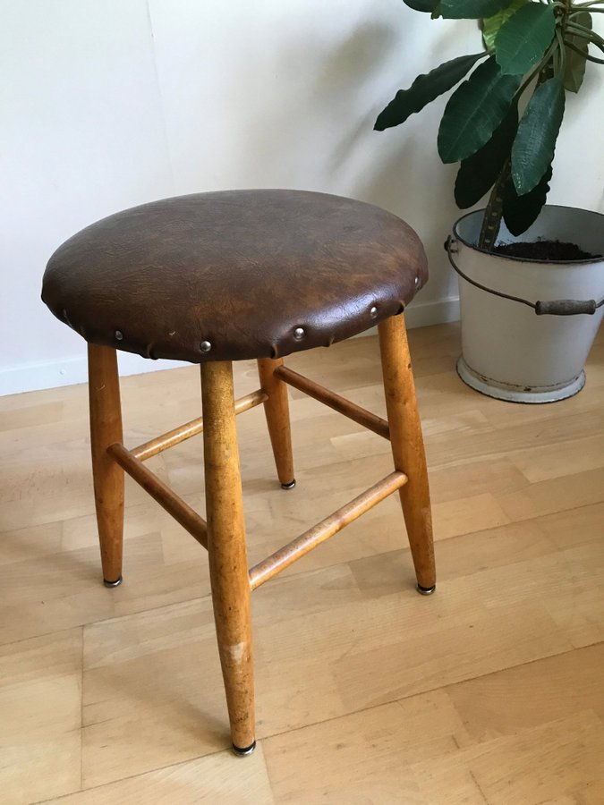 Träpall med skinnklädsel retro