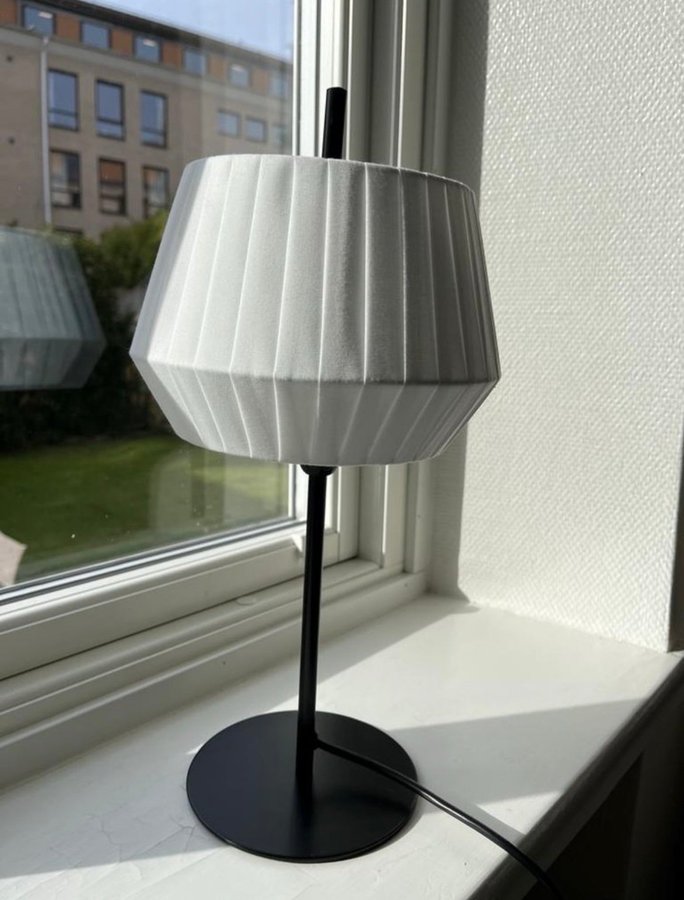 Snygg bordslampa