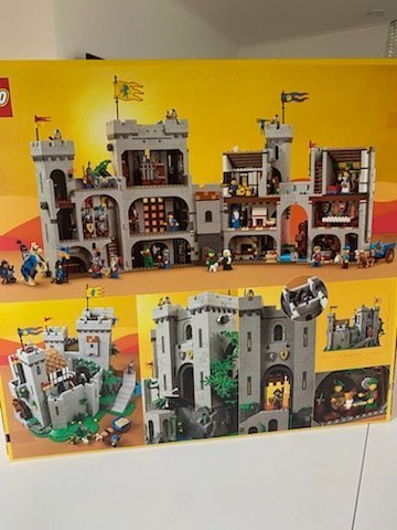 LEGO 10305 Lion Knights' Castle oöppnad