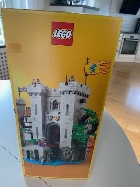 LEGO 10305 Lion Knights' Castle oöppnad