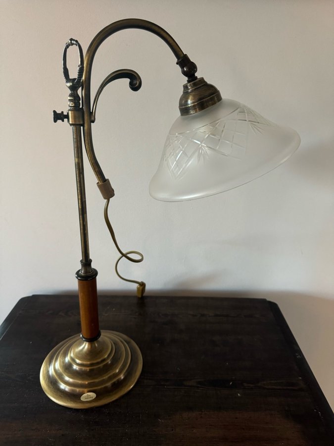 Så vacker vintage bordslampa lyktan bankeryd lampa, ädelträ slipat glas mässing