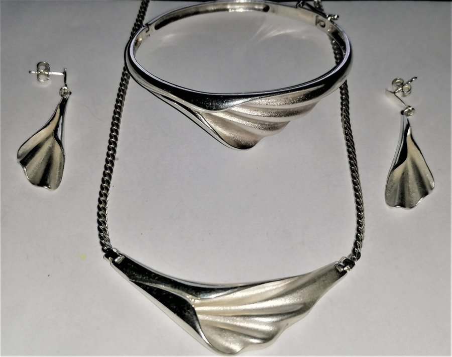 Elegant set i sterling silver (925) designad av GIFA Denmark.