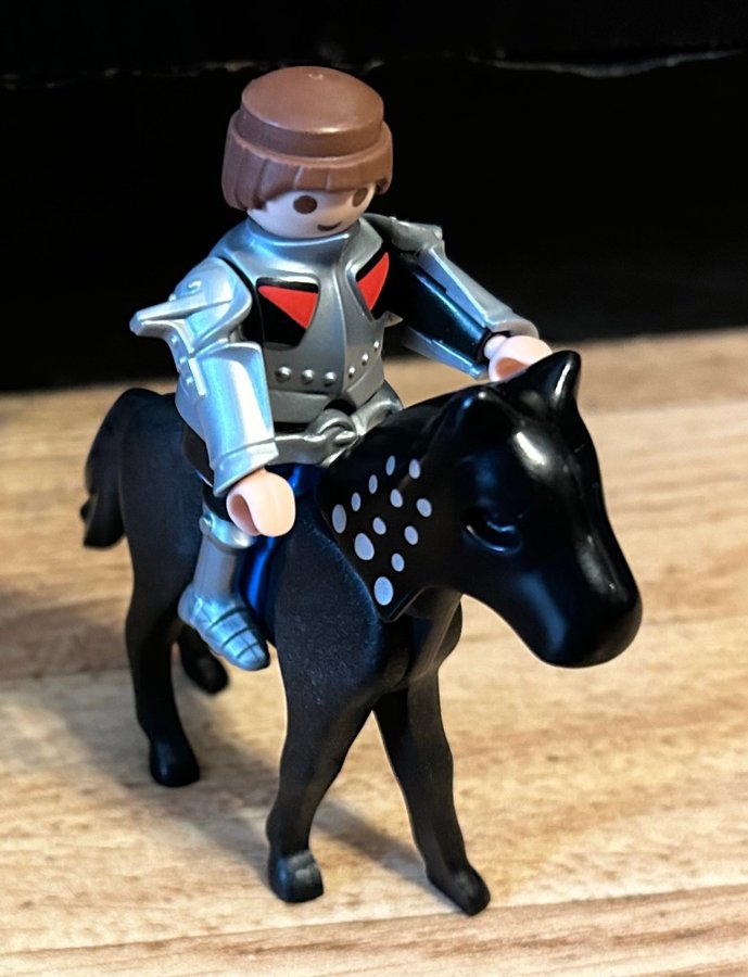 Playmobil riddare med svart häst med blå sadel