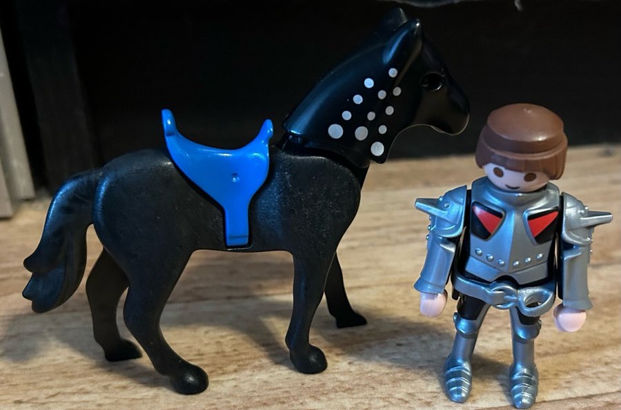 Playmobil riddare med svart häst med blå sadel