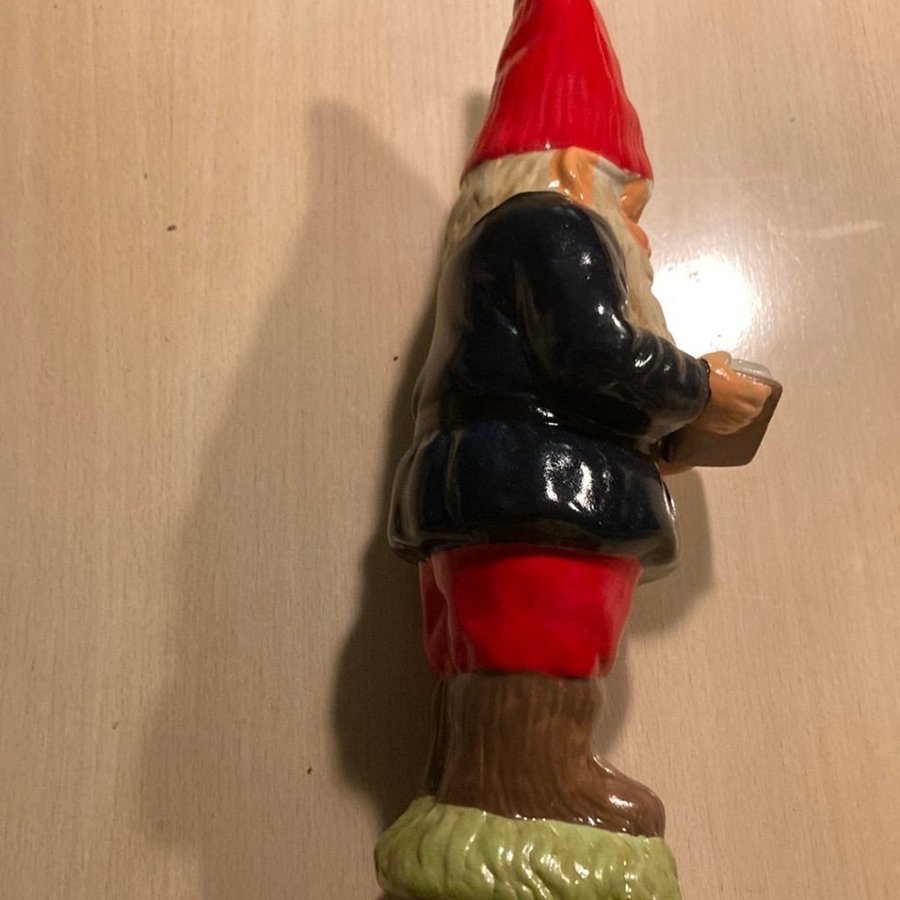 Tomte i keramik med bok