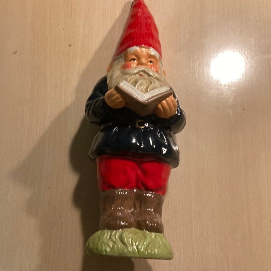 Tomte i keramik med bok