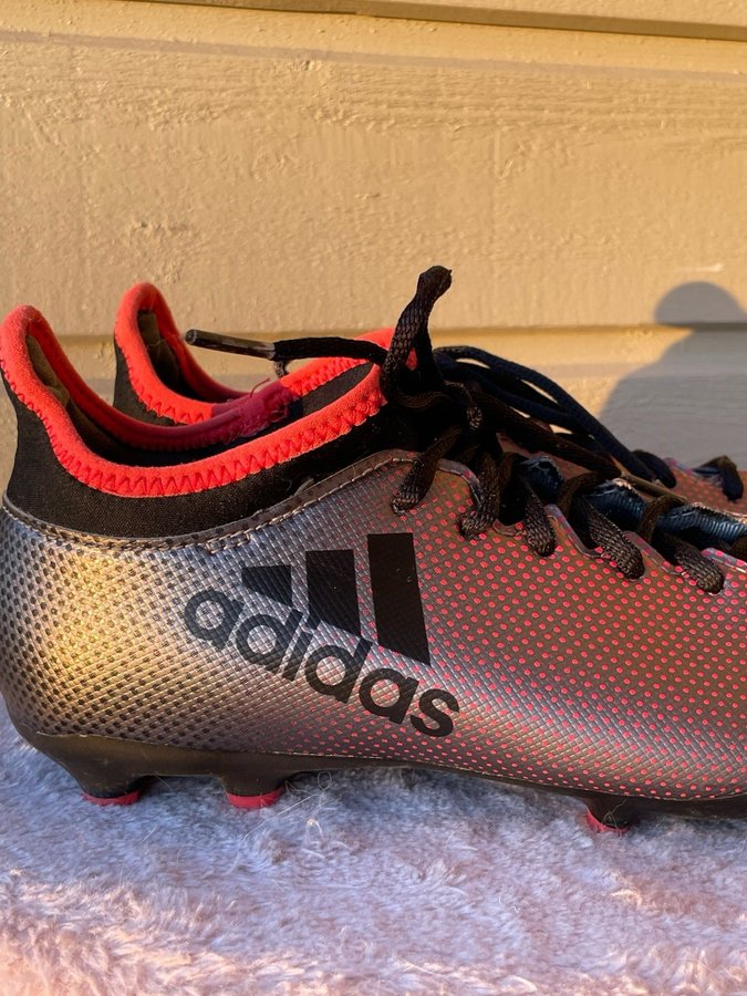 Adidas fotbollsskor svart  röd