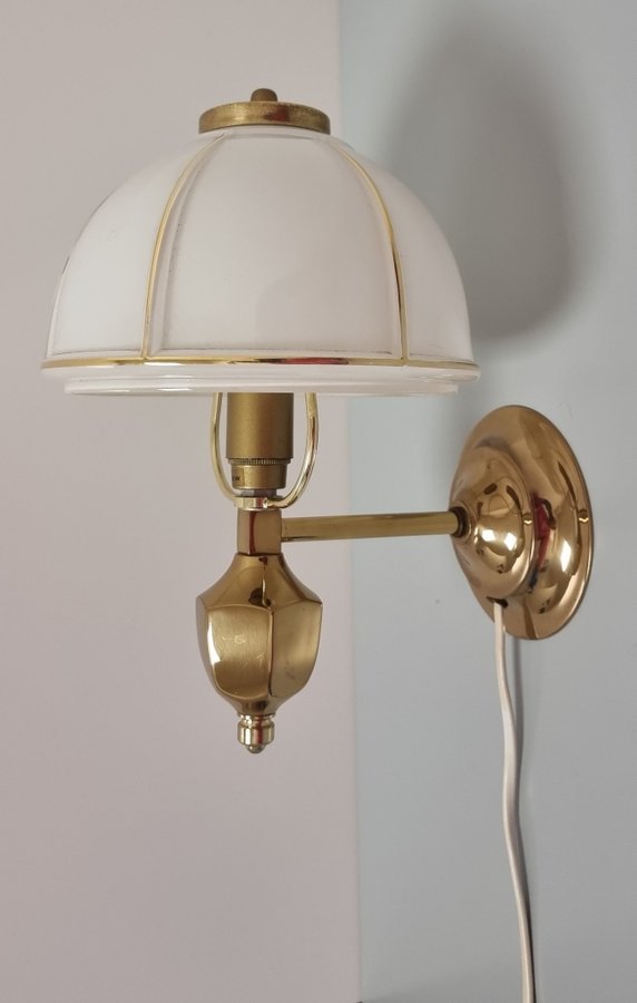 Vägglampa i guld med vit kupa retro vintage glas design