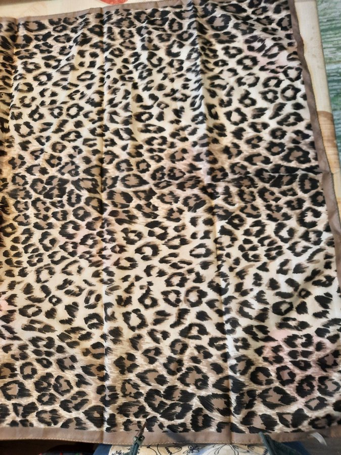 Snygg scarf i leopardmönster, nyvara