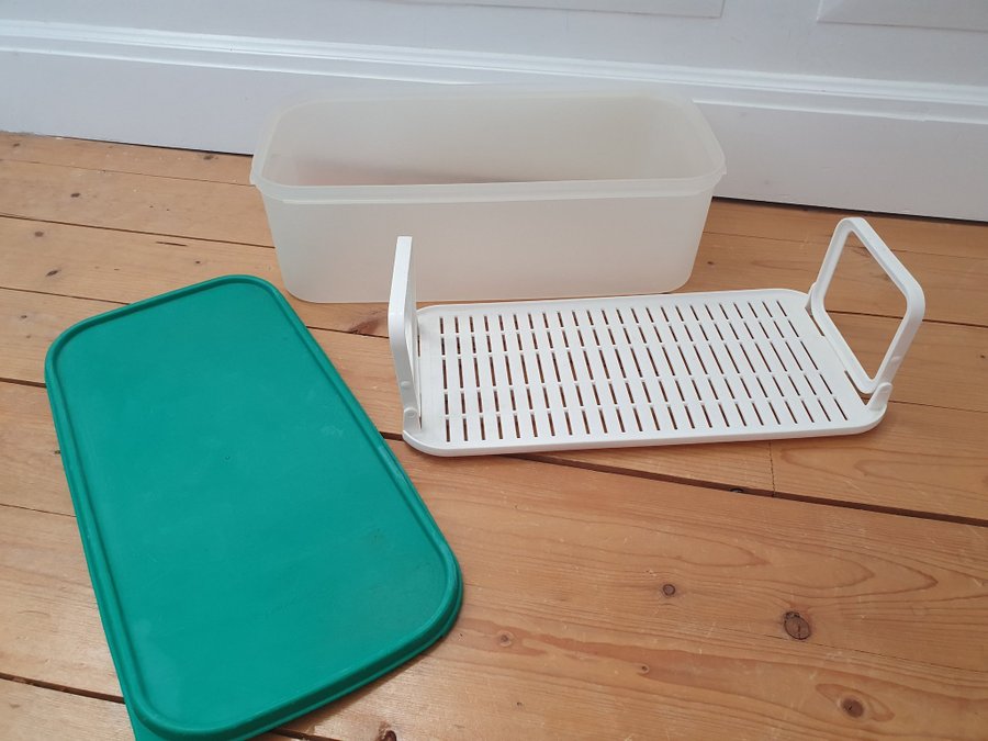 Stor Tupperware Burk med reglerbar insats och lock.