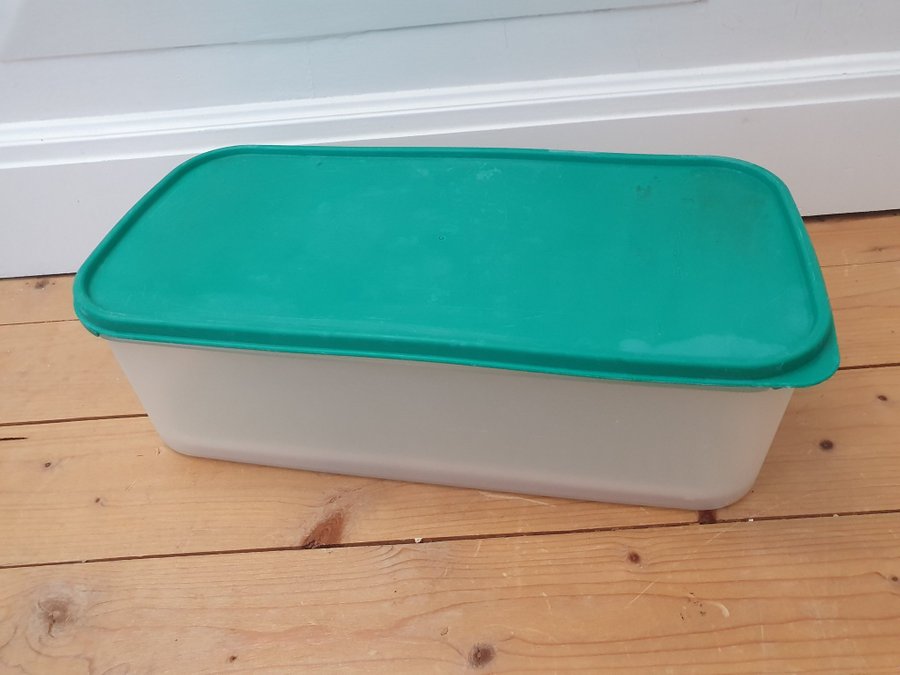 Stor Tupperware Burk med reglerbar insats och lock.