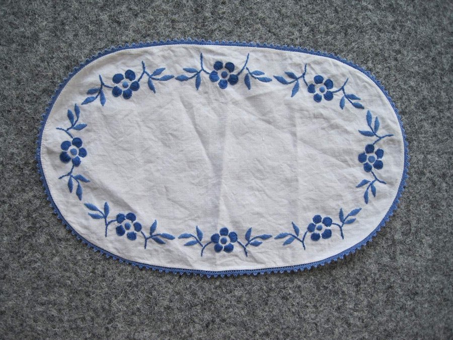 Vintage Broderad Avlång Liten Duk Blå Blommor