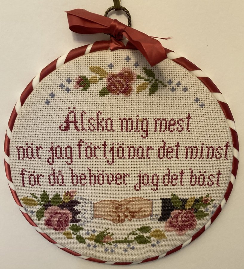 Broderad tavla med ordspråk: Älska mig mest när jag förtjänar det minst ...