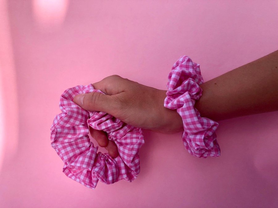 Scrunchie, Barbie scrunchie, Rosa gingham, Hårsnodd i tyg, Handsydd