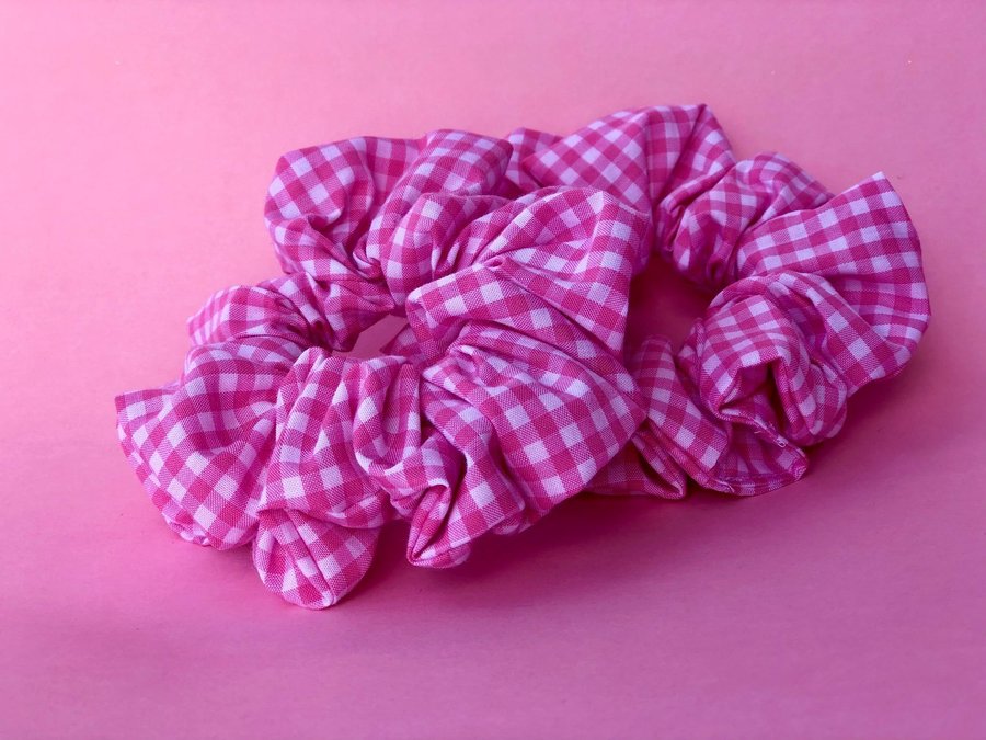 Scrunchie, Barbie scrunchie, Rosa gingham, Hårsnodd i tyg, Handsydd