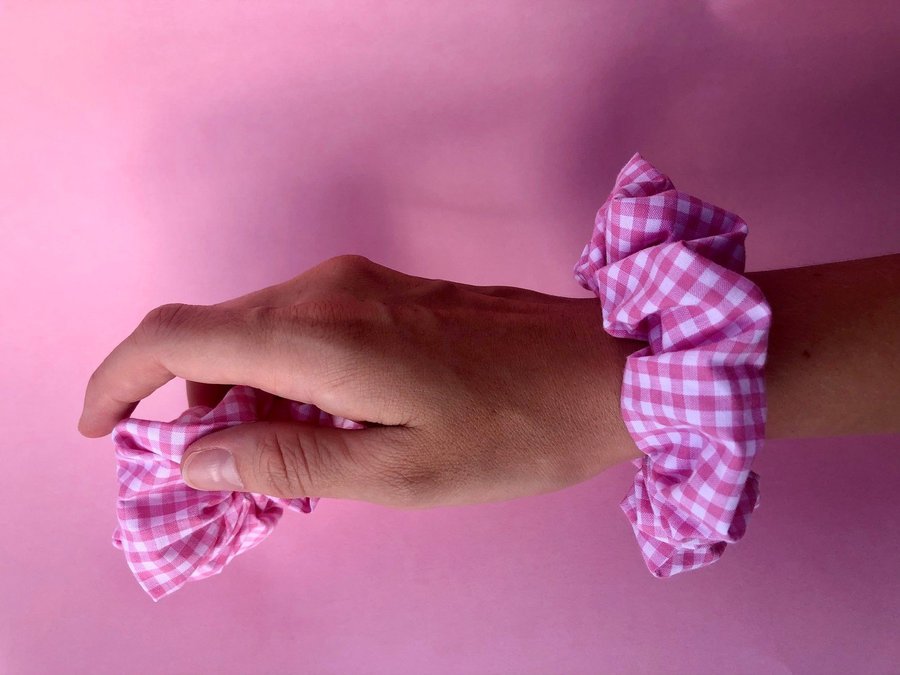 Scrunchie, Barbie scrunchie, Rosa gingham, Hårsnodd i tyg, Handsydd