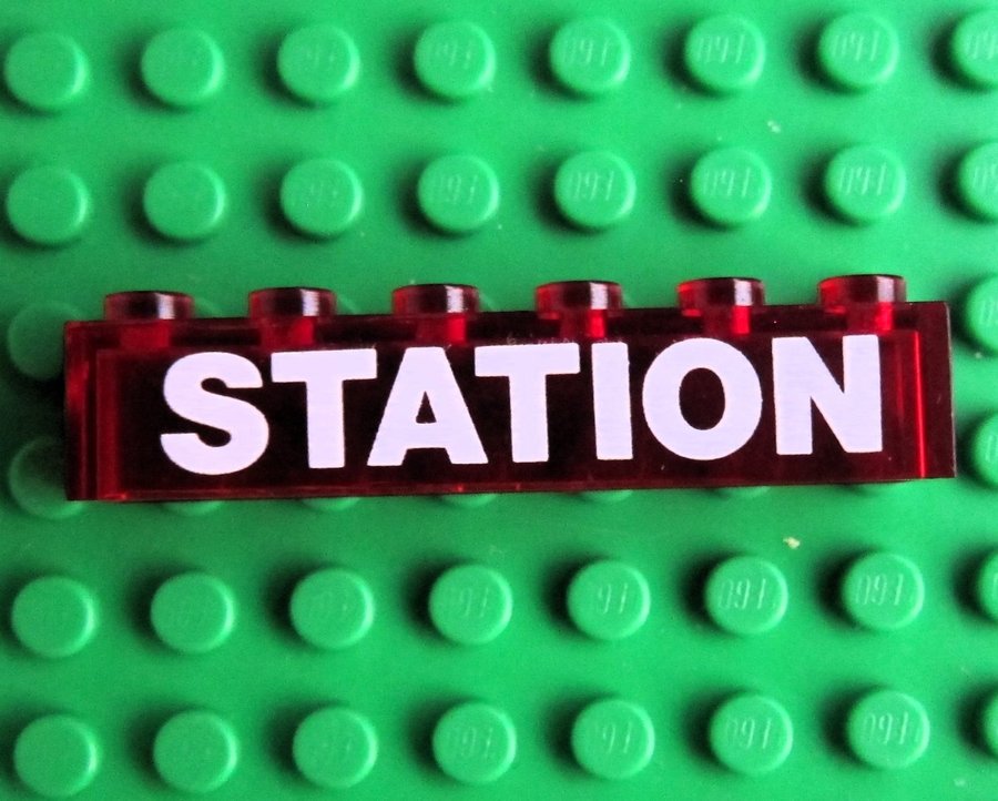 LEGO skylt 1 x 6 STATION Trans red 3067pb08