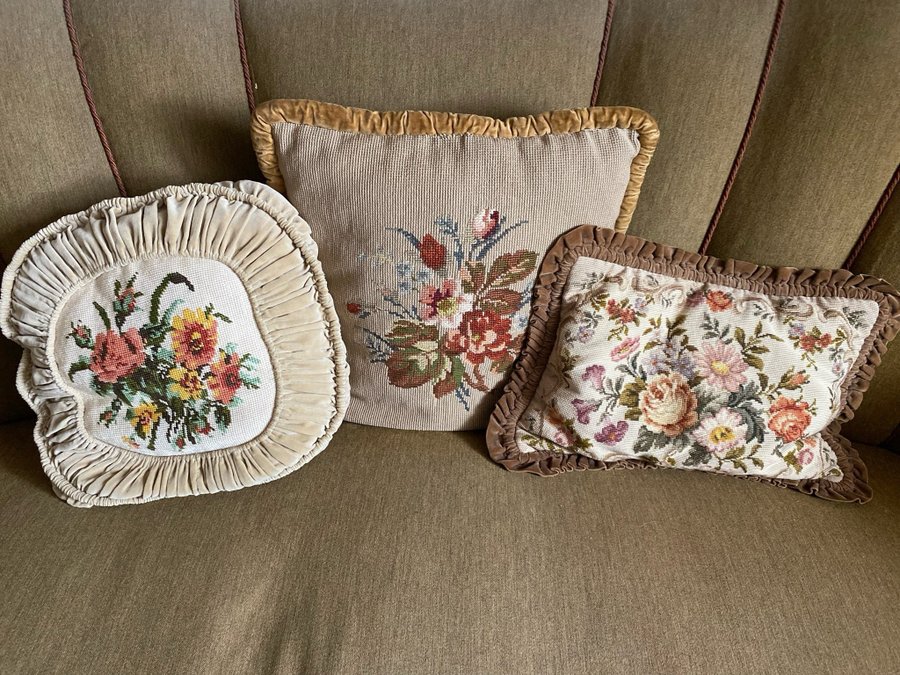 3 fina sammetskuddar med korsstygnbroderier blommor Retro Vintage