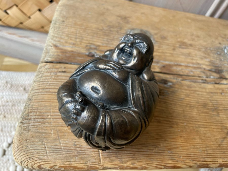 Bronsfärgad figurin SMILING BUDDAH skulptur tur lycka