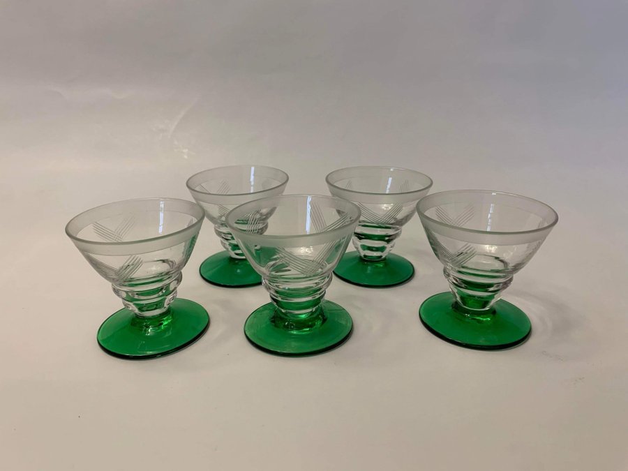 Art deco 5 st glas på fot avec likör snaps grönt glas antik RETRO