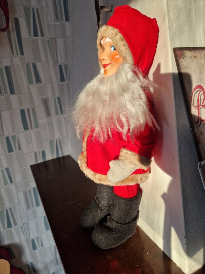 Retro vintage tomte i röd dräkt