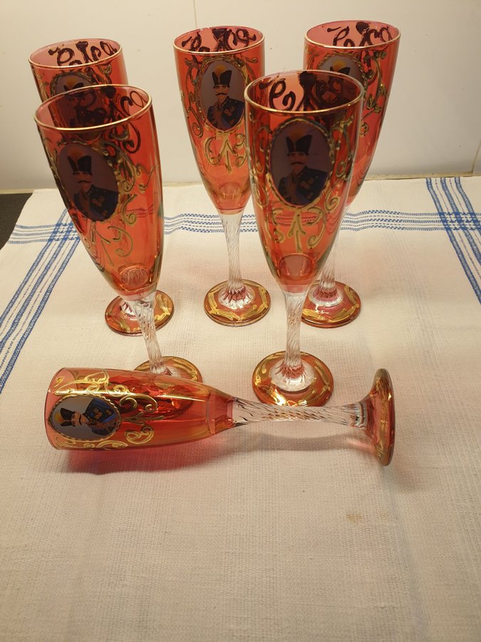 Gamla champagneglas med gulddetaljer