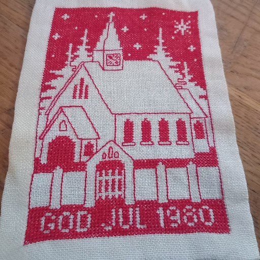 SÖT LITEN HANDBRODERAD LINNEVEPA MED JULMOTIV