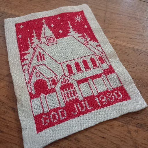 SÖT LITEN HANDBRODERAD LINNEVEPA MED JULMOTIV