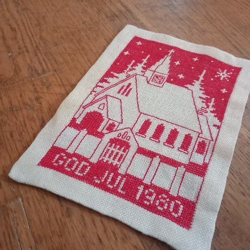 SÖT LITEN HANDBRODERAD LINNEVEPA MED JULMOTIV