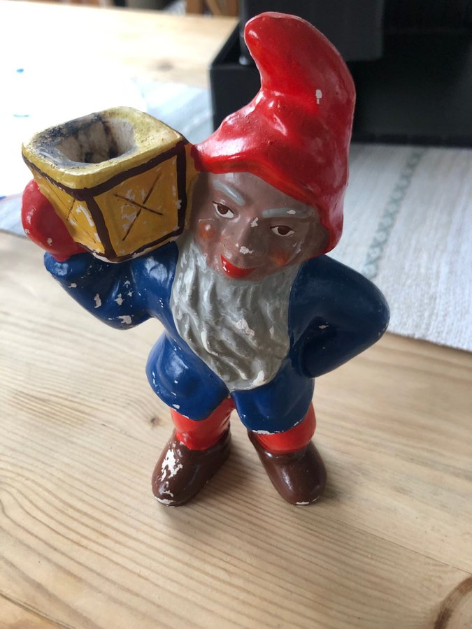 En riktigt gammal tomte med ljusstake på armen