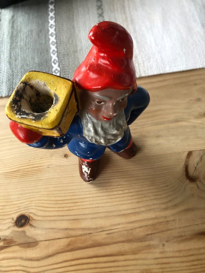 En riktigt gammal tomte med ljusstake på armen