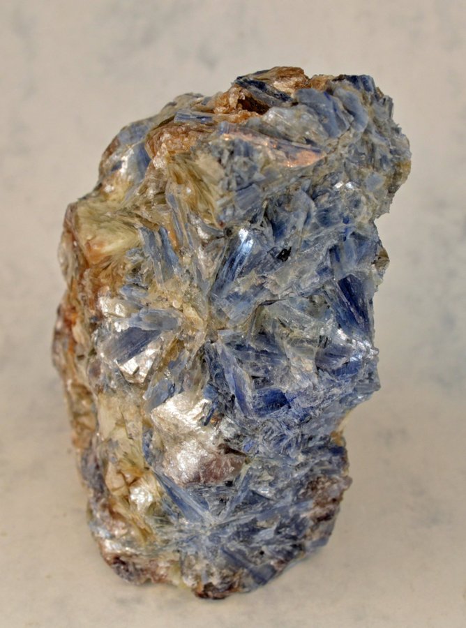 Kyanit med Muscovit (Kyanite with silvery Muscovite)