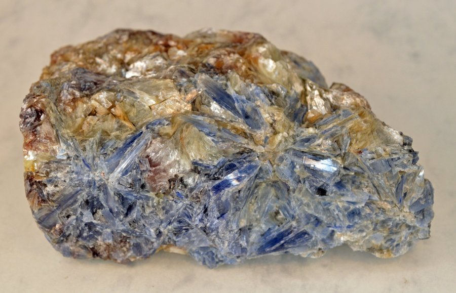 Kyanit med Muscovit (Kyanite with silvery Muscovite)