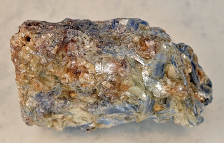 Kyanit med Muscovit (Kyanite with silvery Muscovite)