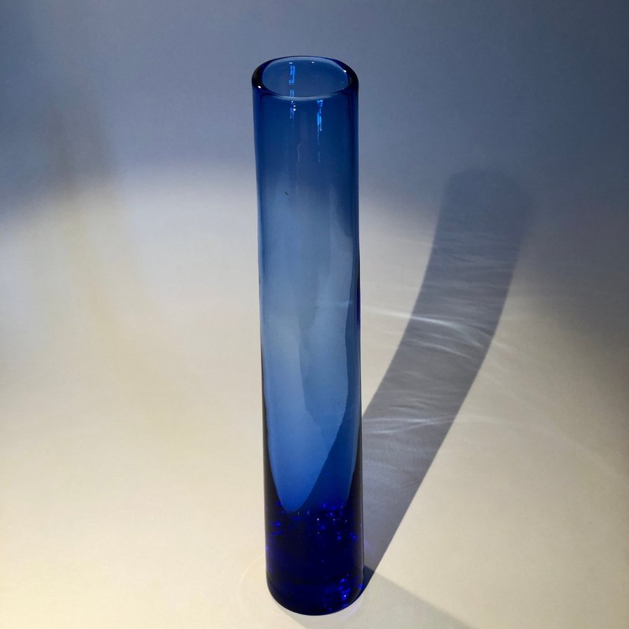 Vacker tung smal blå vas märkt Handmade Reijmyre Glasbruk Sweden blått glas